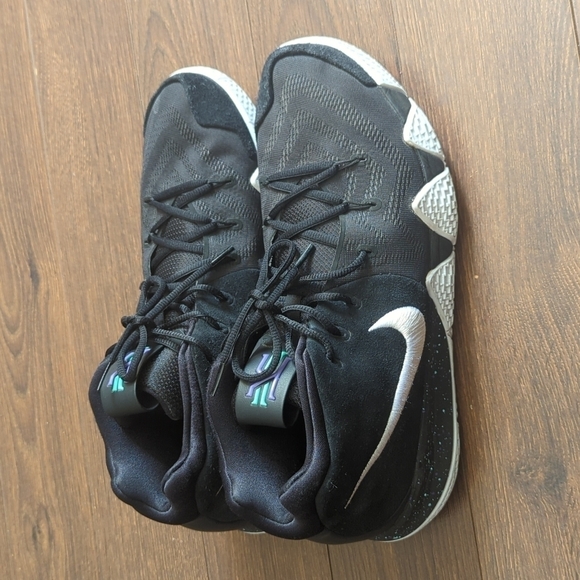 Nike Kyrie 4 NCAA 943806-002 Black Basketball Shoes Sneaker - Picture 5 of 11